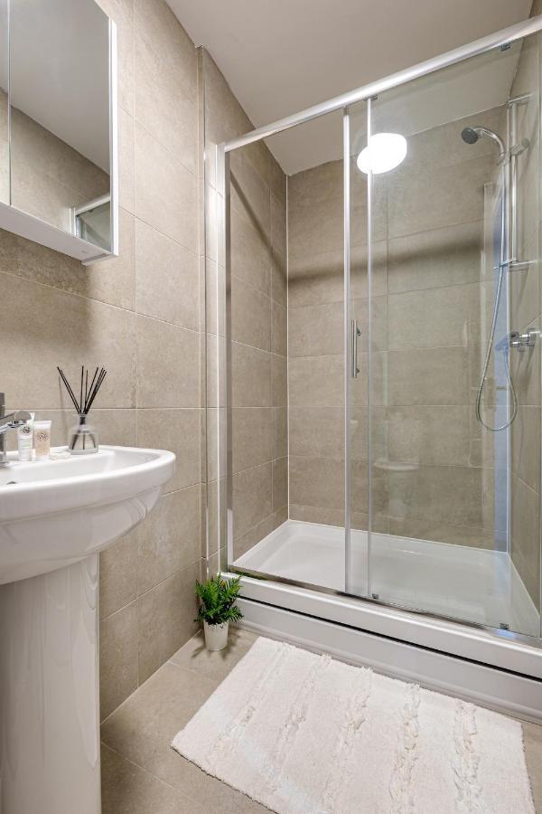 Top Floor Apartment With Private Balcony In Stockport Centre By Hass Haus Exteriör bild