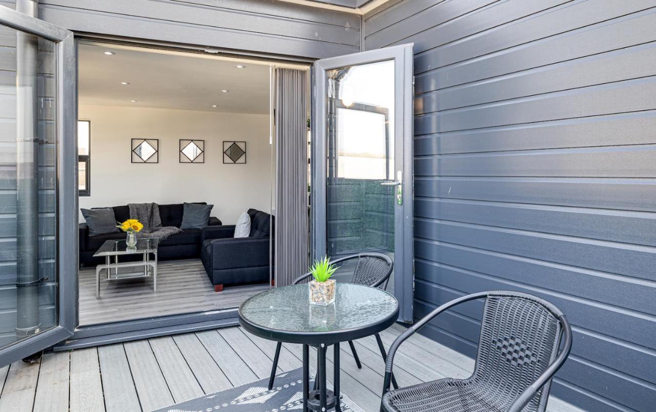 Top Floor Apartment With Private Balcony In Stockport Centre By Hass Haus Exteriör bild